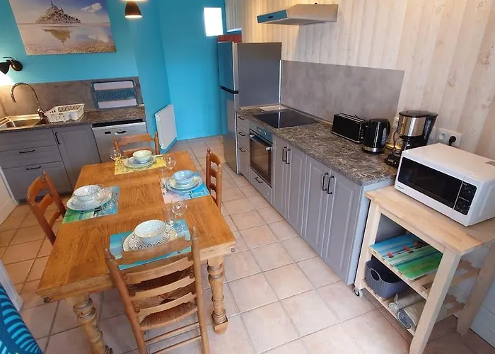 Le Mont, A La Campagne En Normandie, Proche Du Mont St Michel Lolif