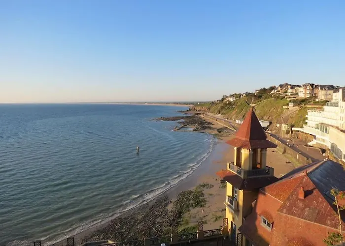 Le Mont, A La Campagne En Normandie, Proche Du Mont St Michel Lolif