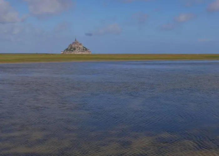 Le Mont, A La Campagne En Normandie, Proche Du Mont St Michel Lolif