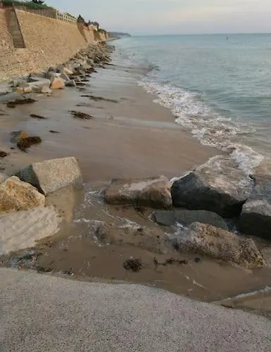 Le Mont, A La Campagne En Normandie, Proche Du Mont St Michel * Lolif