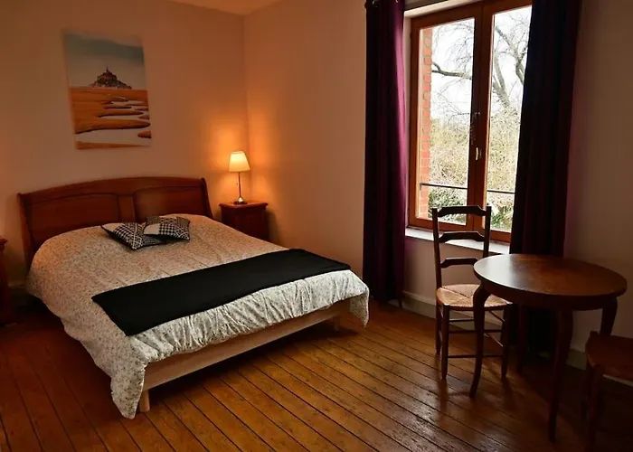 Le Mont, A La Campagne En Normandie, Proche Du Mont St Michel Lolif